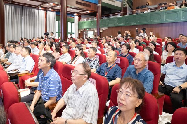 一批“新闻大咖”的新闻梦从这里点亮，全国师范院校首个新闻学本科专业走过一甲子