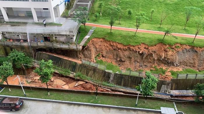 广州一高校内河涌边坡出现部分塌方，校方：已围蔽附近道路，排除安全隐患