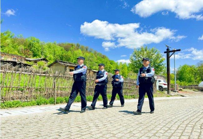 立足职能，打造“旅游警务”！“警察蓝”和“袖标红”守护田园风光……