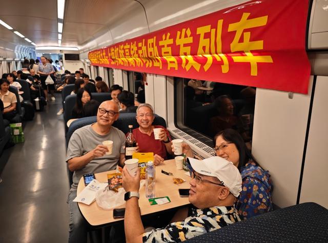 京港、沪港间高铁动卧列车首发！夕发朝至，你会这样选择吗？