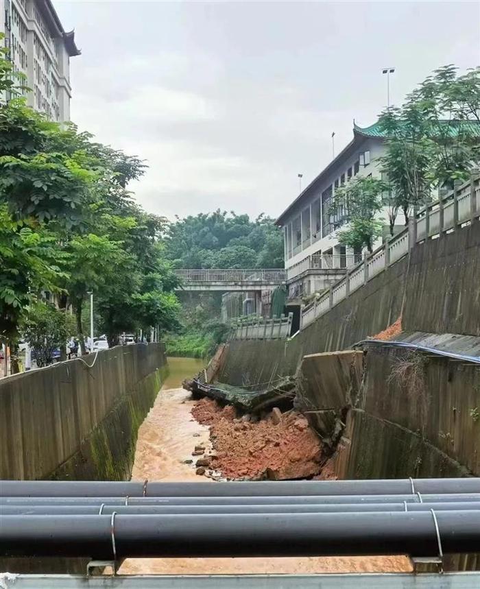 广州一高校内河涌边坡出现部分塌方，校方：已围蔽附近道路，排除安全隐患