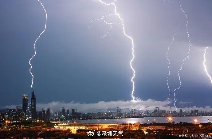 南方暴雨，13岁学生被冲走后身亡，当地已停课！知名景区突发坍塌，紧急关闭！北方高温继续“狂飙”，多地超40℃