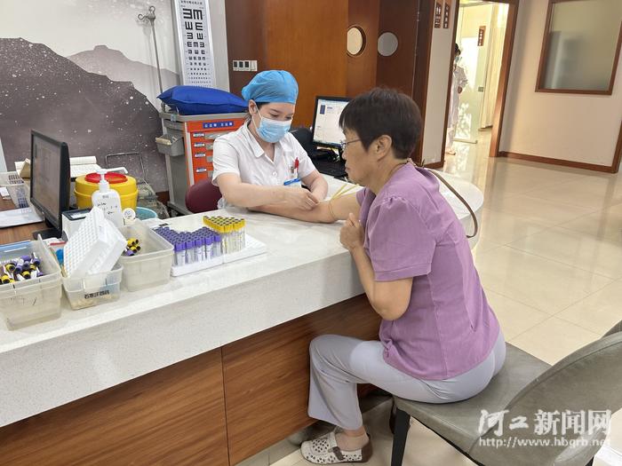 青县总工会组织200余名劳动模范健康体检