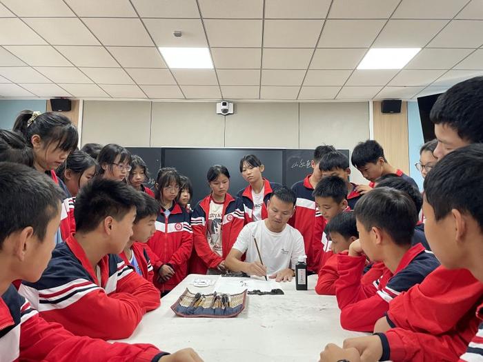 毕节市美术馆联合纳雍县书画协会举行书画进校园活动