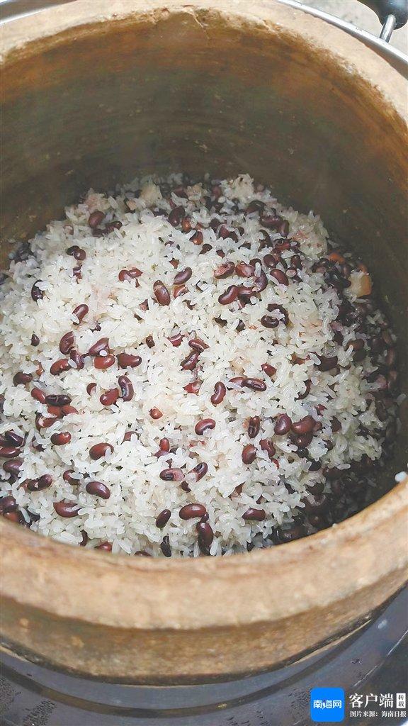 黑豆糯米饭。资料图