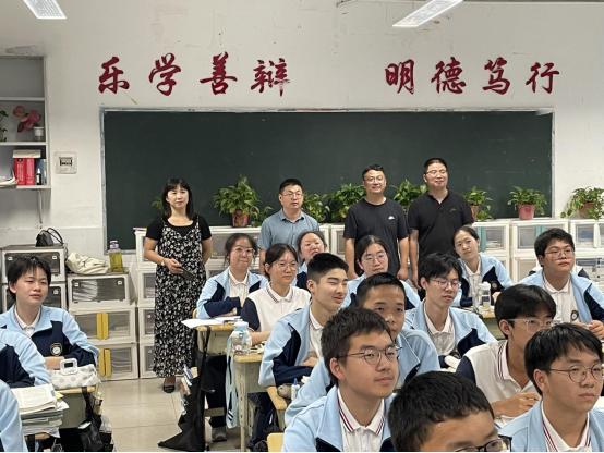 九江三中举办高一年级研究性学习开题报告会