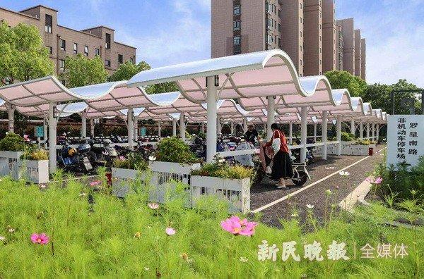 通勤充电“两不误” 金山朱泾公交枢纽区域非机动车停车场建成投用