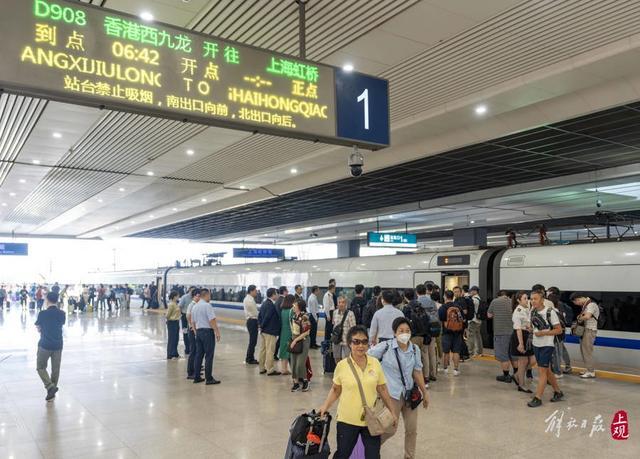 上海游客坐高铁去香港：省一晚住宿费，孩子不哭不闹