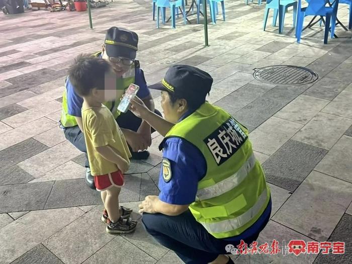 2岁幼童独自跑出小区，幸好遇到城管队员帮寻家人