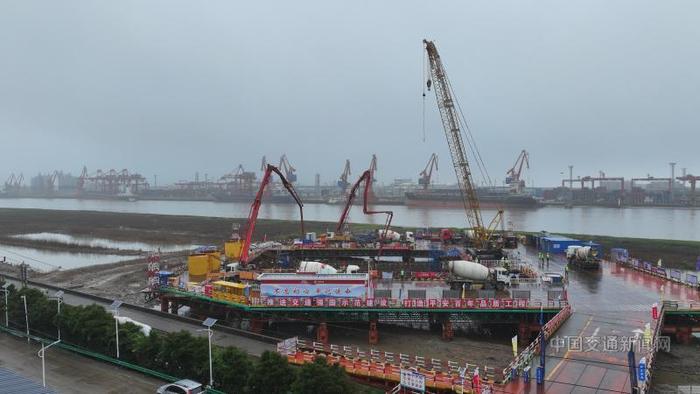 杭甬高速宁波三期工程跨港区及甬江特大桥开始主塔施工