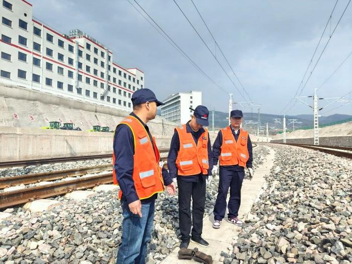 阳信高速公路10标第二项目部跨省道预制梁正式开架