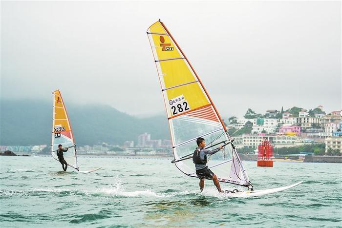 “大鹏湾杯”深港澳帆船赛在南澳收官 近百名少年逐浪月亮湾