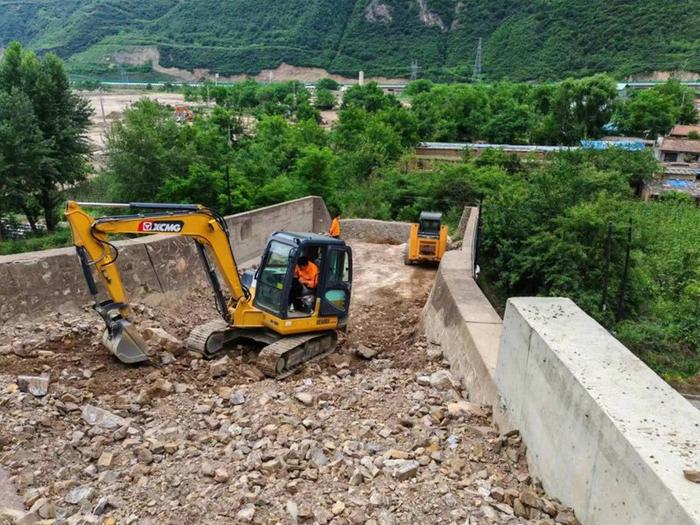 宕昌公路段：渡槽清淤确保道路设施畅通