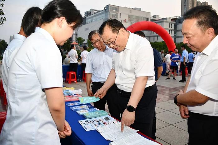 守住钱袋子，护好幸福家！昨天，市中心这场活动吸引很多人……