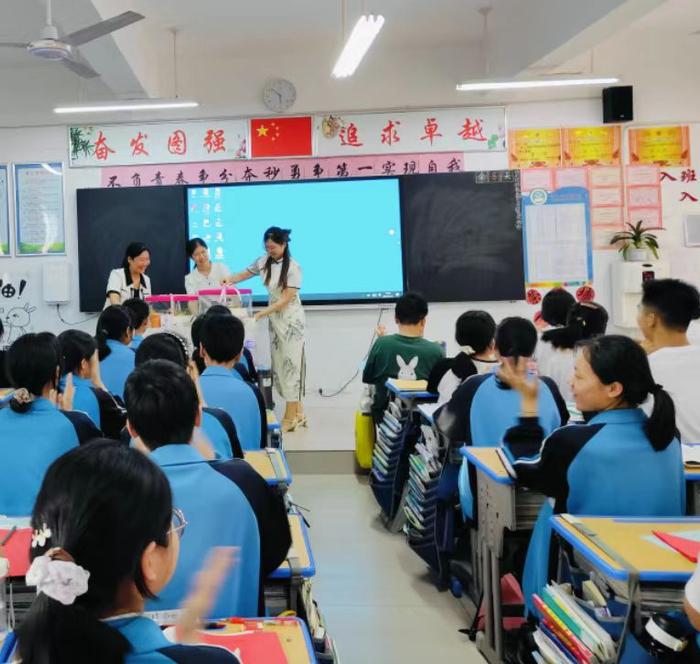 ​方城一高附属中学组织开展2024年夏日慰问活动
