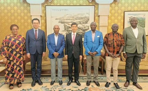 驻几内亚比绍大使杨仁火邀请几比总理来使馆做客