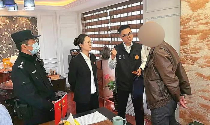 住上海千万豪宅却欠债160万元不还，还玩“失踪”，戴上手铐10分钟，他慌了：立马同意，1个多小时就还上了