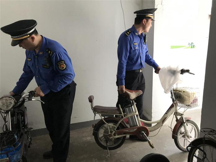 梅陇城管中队：开展清理楼道电动自行车违规停放  消除居民安全隐患