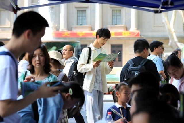 探访高招会现场：新兴交叉专业备受青睐，就业前景仍是关注重点