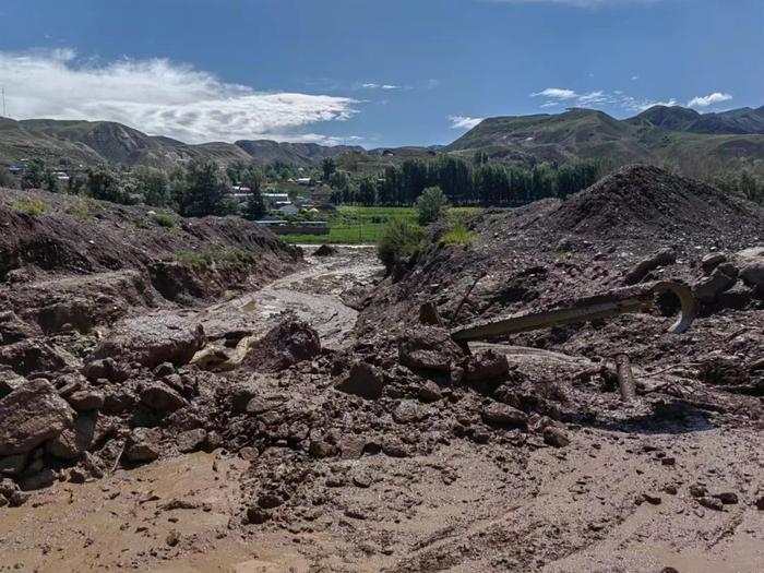 新疆昌吉突发山洪泥石流，军地联合救援！