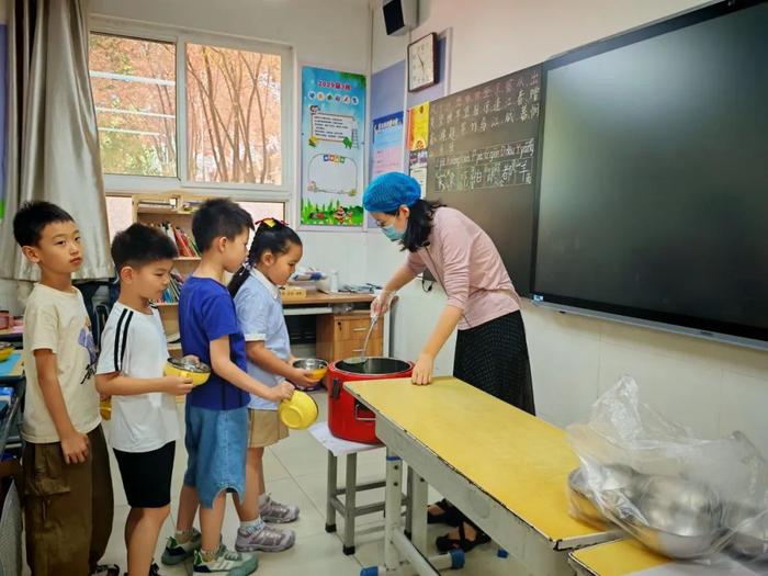 新知小学组织家长代表共赴“午餐品鉴会”