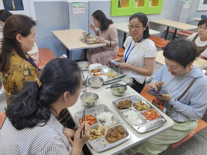 新知小学组织家长代表共赴“午餐品鉴会”