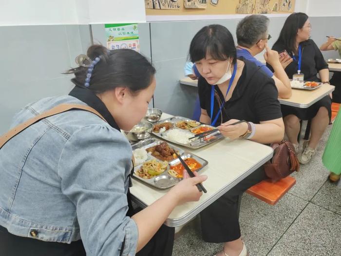 新知小学组织家长代表共赴“午餐品鉴会”