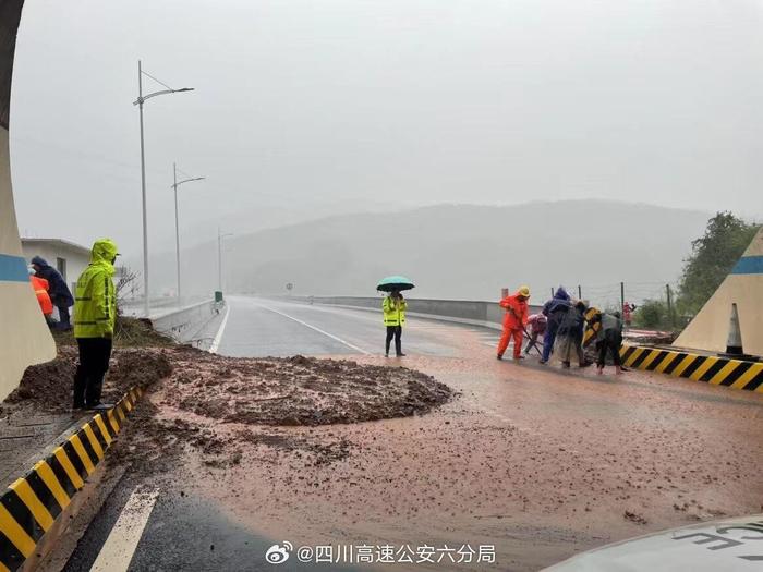 受暴雨影响 德会、沿江高速所有收费站关闭进站方向车道