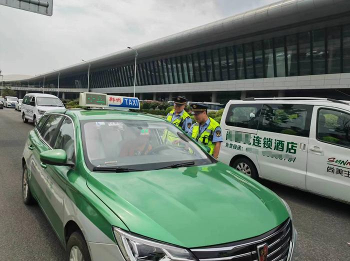 郑州交通执法部门开展出租汽车行业“打非治违”专项整治行动
