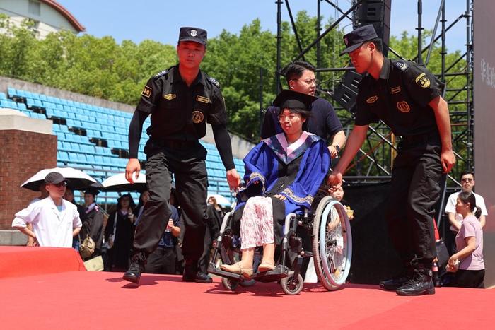 圆梦！这场毕业典礼“迟到”5年，车祸致残的她在轮椅上第一次穿上了硕士服