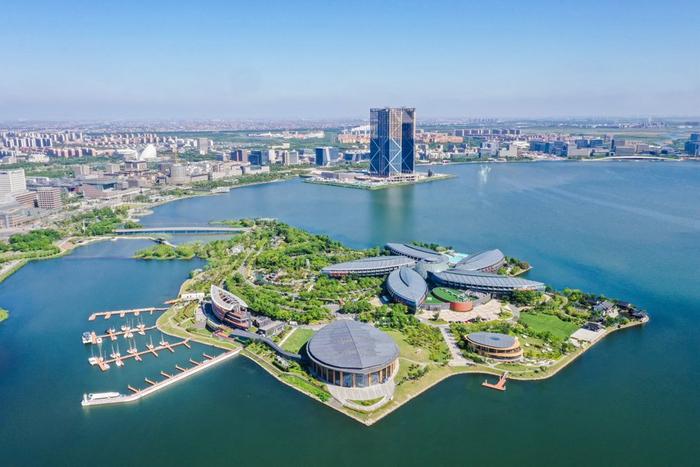 助力上海临港打造软件名城名园，滴水湖国际软件学院在临港新片区成立