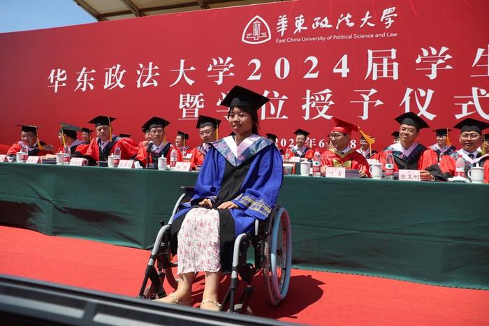 圆梦！这场毕业典礼“迟到”5年，车祸致残的她在轮椅上第一次穿上了硕士服