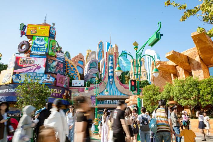 上海迪士尼去年客流量超1300万人次创新高，主题乐园卷什么？
