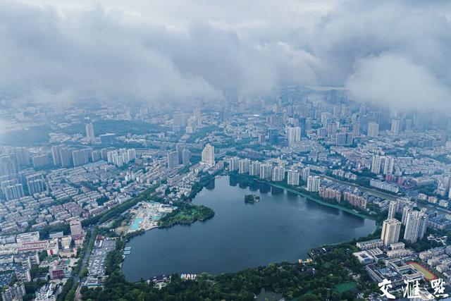 南京进入梅雨季 雨中城市朦胧梦幻