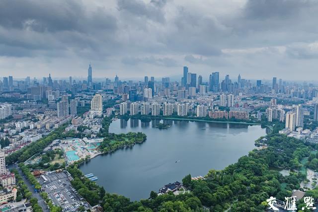 南京进入梅雨季 雨中城市朦胧梦幻