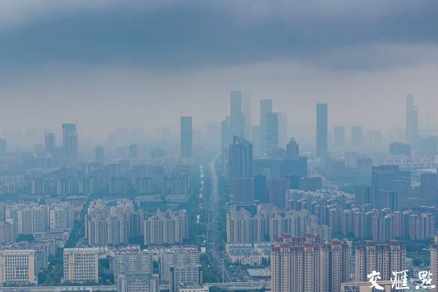 南京进入梅雨季 雨中城市朦胧梦幻