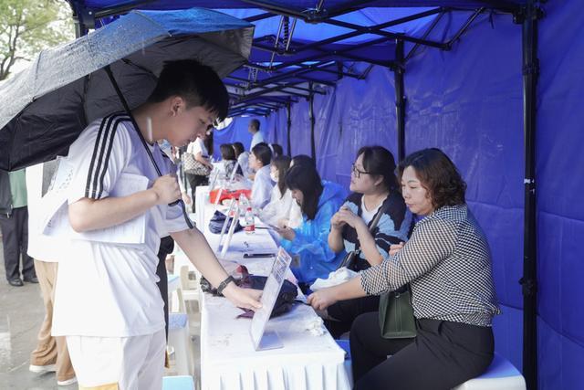 长三角零工市场在金山启动，设直播平台、家政服务、农业季节性用工等招聘专区