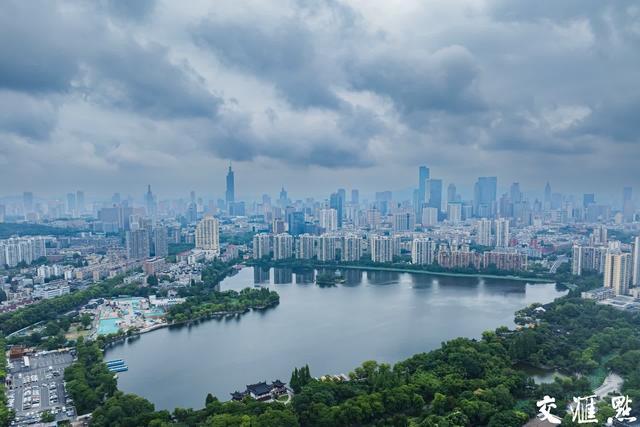 南京进入梅雨季 雨中城市朦胧梦幻