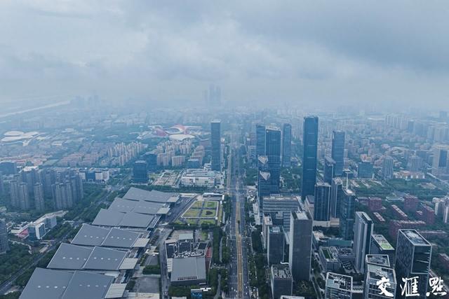 南京进入梅雨季 雨中城市朦胧梦幻