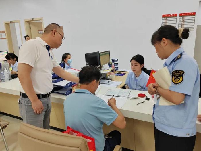 市场监管行风建设在行动|福州：局长走进政务服务窗口 走出市场监管服务新风