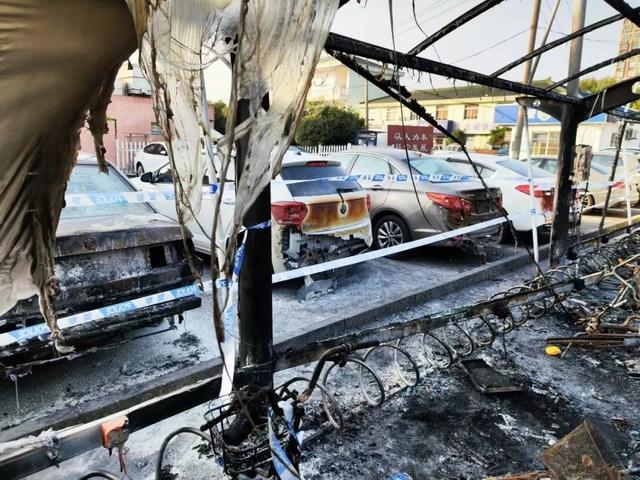 凌晨，停车棚里的一场大火，烧毁了50多辆电动车……