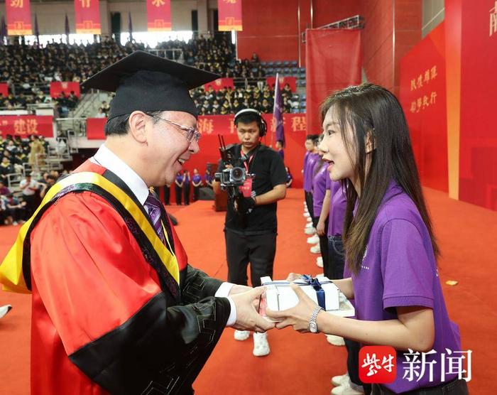 南京大学毕业典礼，90后博导邀你“一起追光”
