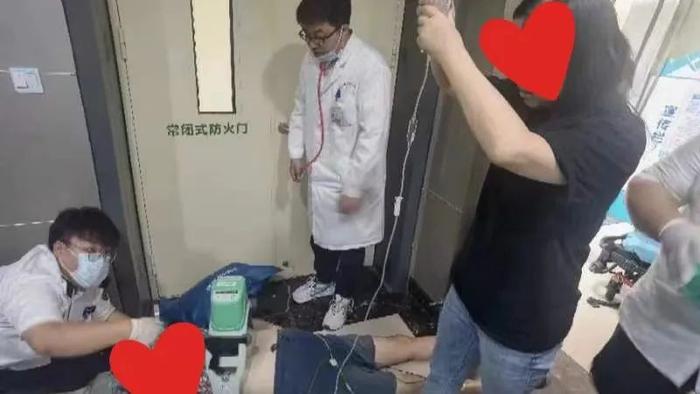 上海一男子突然倒地，同伴大声求救！17分钟，他们把这个动作重复了1870次