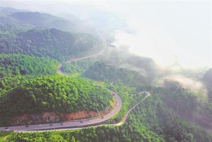 乡村公路在山林中蜿蜒盘旋，风景如画