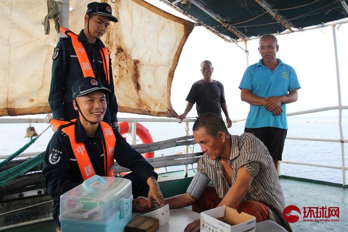 现场图公开！关注我国渔民健康，中国海警在黄岩岛附近海域进行巡诊活动