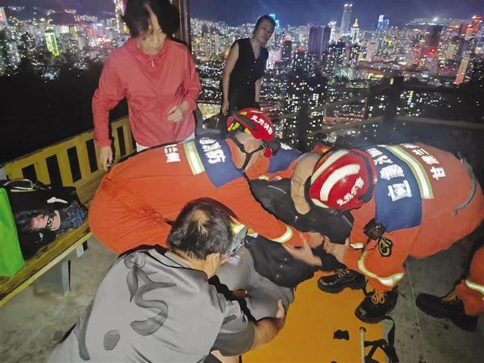 老人受伤被困山腰 东岗消防救援站成功施救
