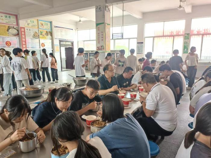 内乡县余关镇镇长杨虹携手市场监管部门共促校园食品安全