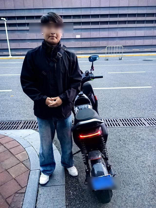上海一男子超速骑行改装电瓶车，还发视喊话警察“快来抓我呀”，已被拘留