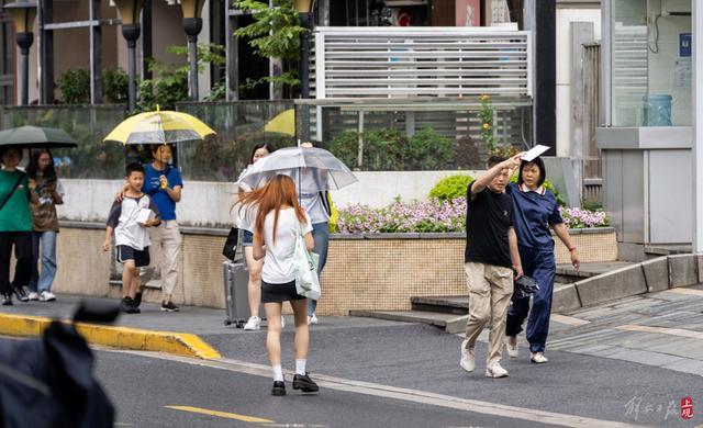 入梅，上海人出门带伞还备风扇