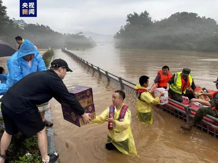 桂林遭遇1998年以来最大洪水！火车站被淹、学校停课、新娘坐消防车出嫁……